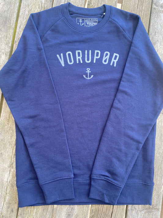 Vorupør sweatshirt fra Hjemhavn som kan købes hos Svanebro i Vorupør